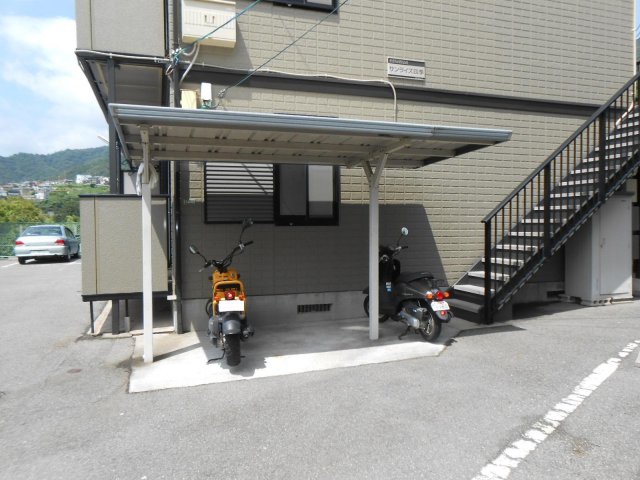 その他共有部分　雨の日も安心の屋根付き駐輪場完備♪