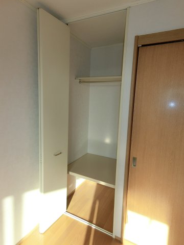 収納　洋服も掛けて収納できる洋室のクローゼット♪