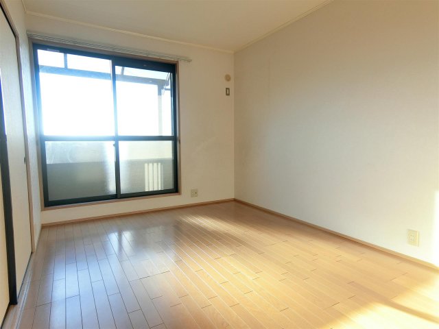 居室・リビング　洋室6帖はバルコニーに面した明るいお部屋です♪