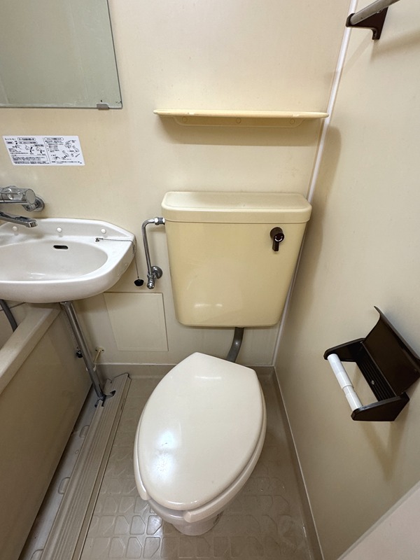 トイレ　リフォーム前のお部屋です！