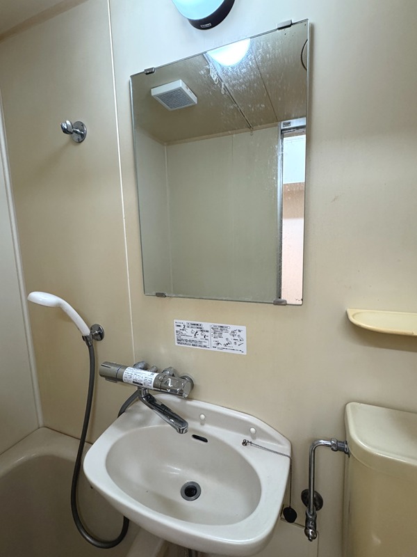 洗面設備　リフォーム前のお部屋です！