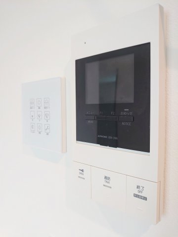 セキュリティ　反転間取り違う階のお部屋、モニタ付きインターホン