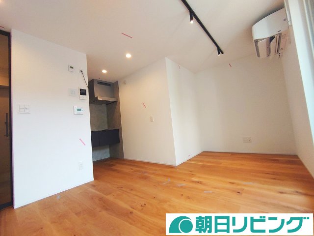 居室・リビング　反転間取り違う階のお部屋、約8.8帖のリビングダイニング