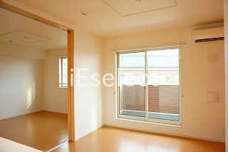 居室・リビング　南西向きで明るいお部屋です