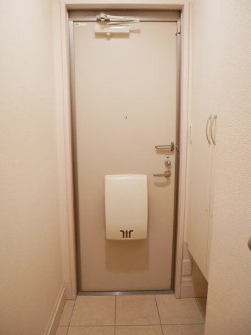 玄関　写真は２０３号室になります。