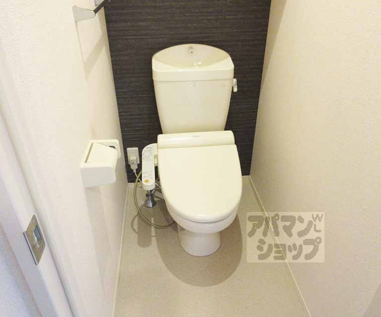トイレ　ウォシュレット付き。