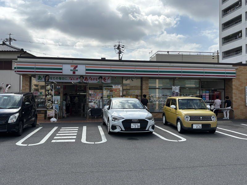 コンビニ　コンビニ（コンビニ）まで730m