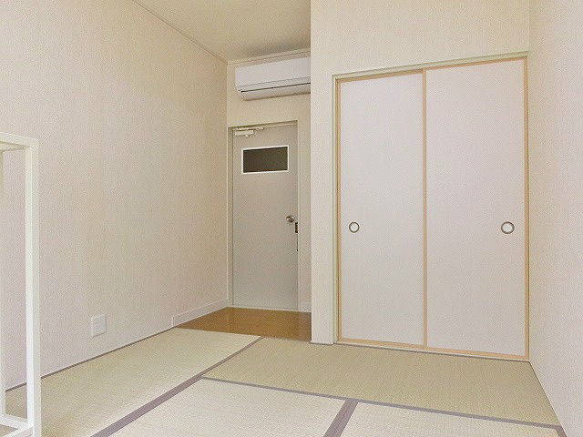 その他部屋・スペース　2階は約6帖の和室と収納スペース。