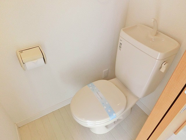 トイレ　トイレは独立しています。明るく清潔感があります。