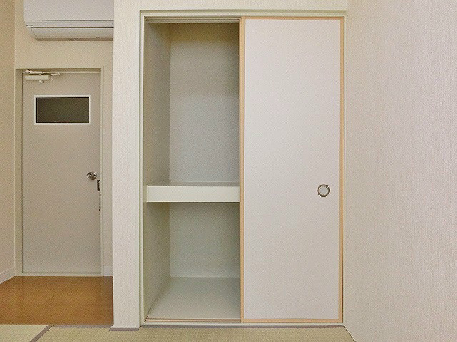収納　2階の収納スペース。奥行きのある押入れ収納。