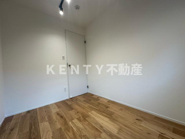その他部屋・スペース　落ち着いた色調の寝室です