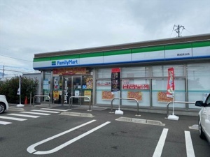 コンビニ　ファミリーマート開成宮台店（コンビニ）まで1047m