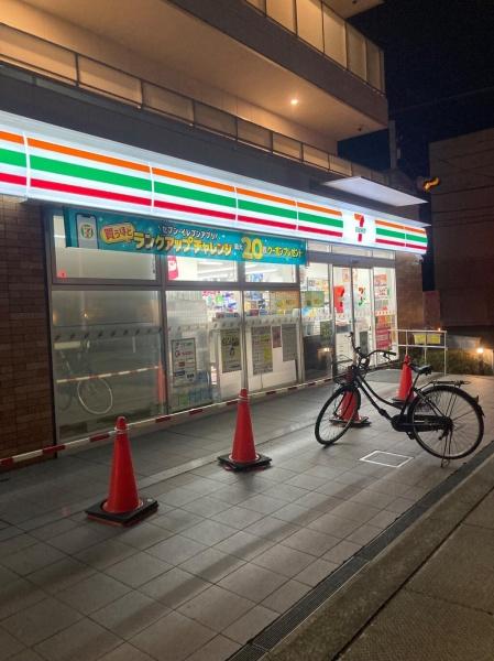コンビニ　セブンイレブン市川塩焼1丁目店（コンビニ）まで182m