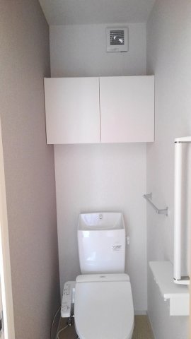 トイレ　落ち着いた色調のトイレです