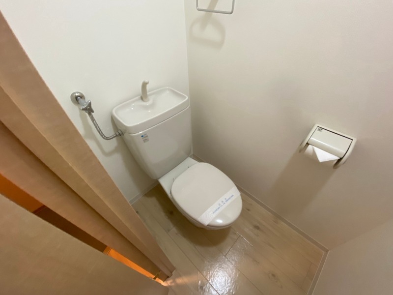 トイレ　こちらはトイレです。清潔感があり、安心して使用できます。