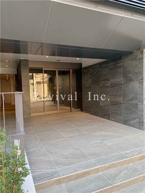 エントランス　重厚感ある建物