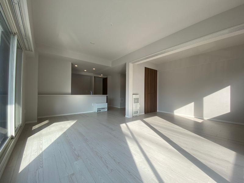 居室・リビング　広くてキレイなお部屋が広がっていて、充実した生活が送れそう。