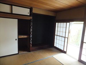 伏拝戸建の居間写真