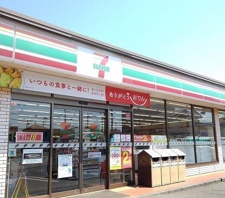 コンビニ　セブンイレブン（コンビニ）まで590m