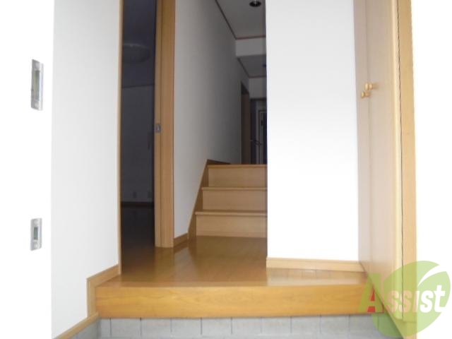 玄関　お出かけの際は、忘れ物が無いか確かめてくださいね。