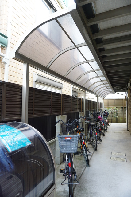 その他共有部分　雨の日でも安心して止められる屋根付の駐輪場です☆