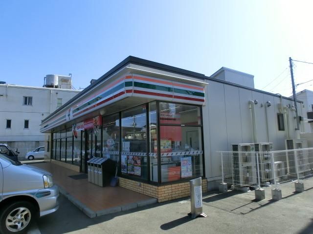 コンビニ　セブンイレブン（コンビニ）まで574m