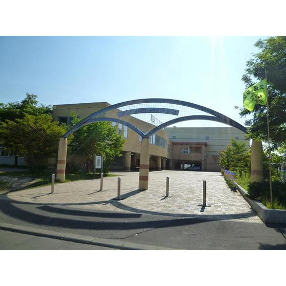 小学校　北見市立北小学校（小学校）まで585m