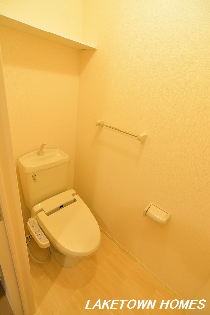 トイレ　上部に収納棚のある温水洗浄便座付のトイレです。