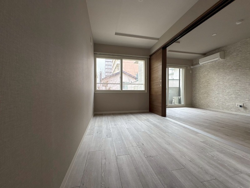 その他部屋・スペース　こちらのお部屋は光が差し込む、温かみのあるお部屋です。
