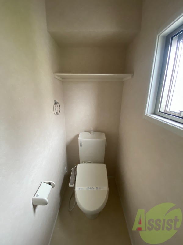 トイレ　トイレは温水洗浄便座付きで上部には収納スペースも！