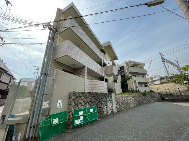 建物外観　居住者専用のごみ置き場があります。
