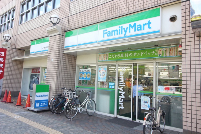 コンビニ　ファミリーマート（コンビニ）まで400m
