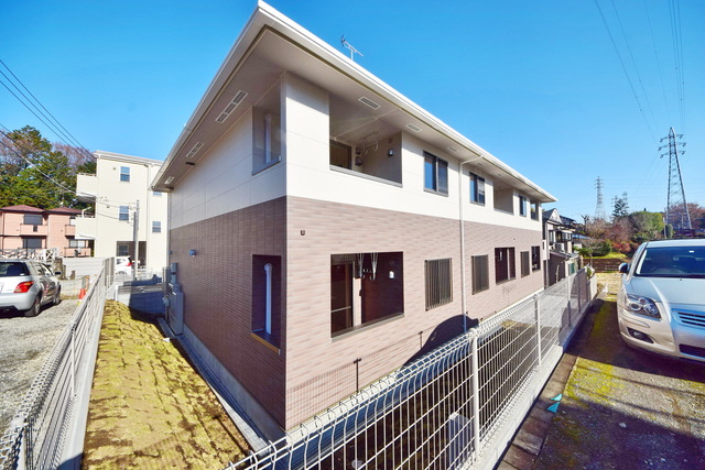 建物外観　～青空に映える立派な外観～