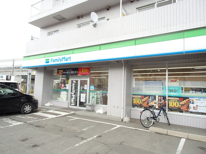 コンビニ　ファミリーマート澄川4条店（コンビニ）まで450m
