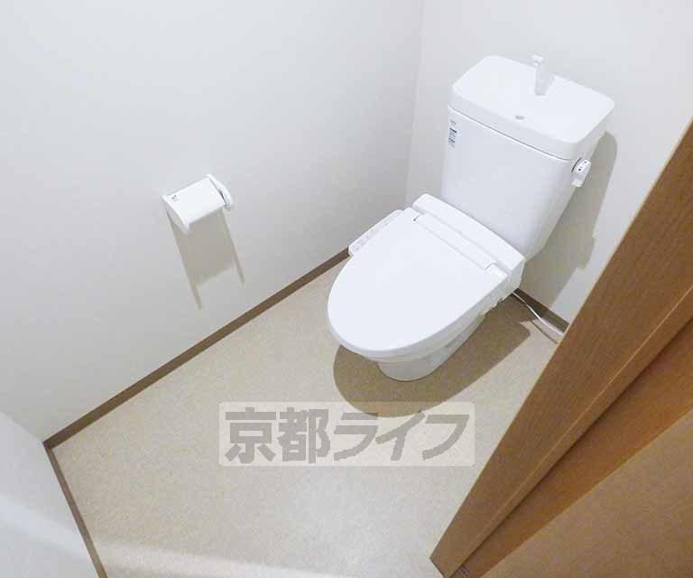 トイレ　ウォシュレット完備。