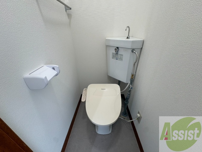 トイレ　トイレです。タオル掛けもついて便利ですね