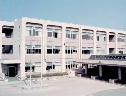 中学校　八景中学校（中学校）まで681m