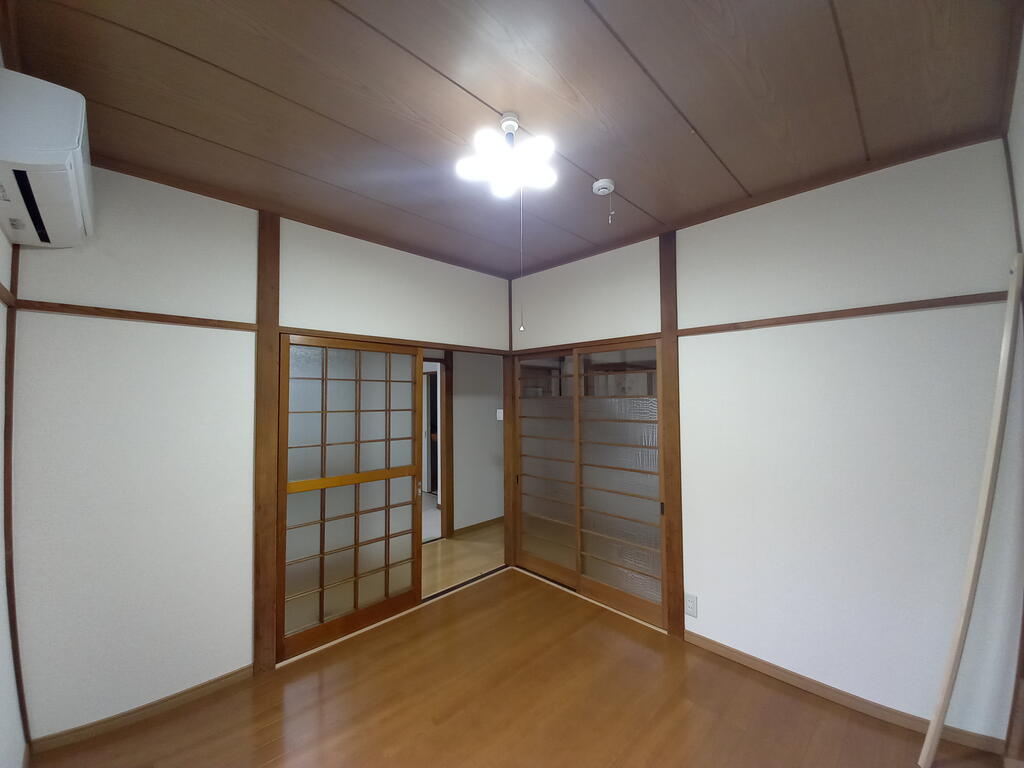西原貸家の居間写真