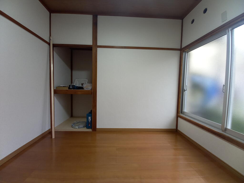 西原貸家の居間写真