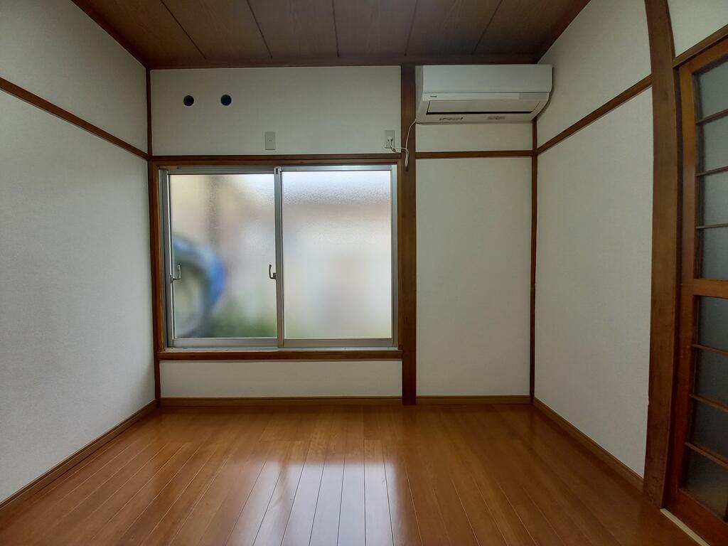 西原貸家の居間写真