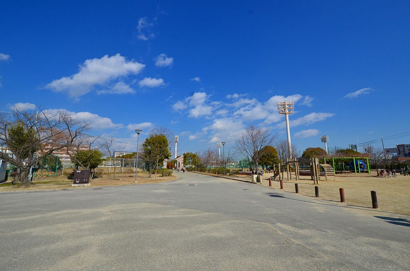 公園　西宮中央運動公園（公園）まで555m
