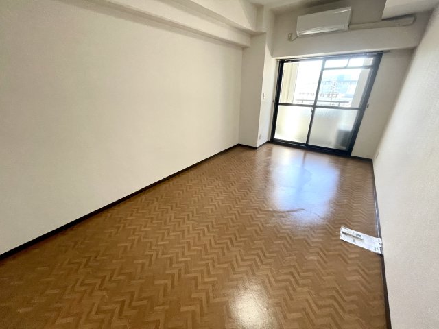 居室・リビング　南向き☆エアコン付きで初期費用を抑えられます♪