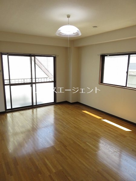 その他部屋・スペース　2面採光なので、明るく風通りの良いお部屋です。