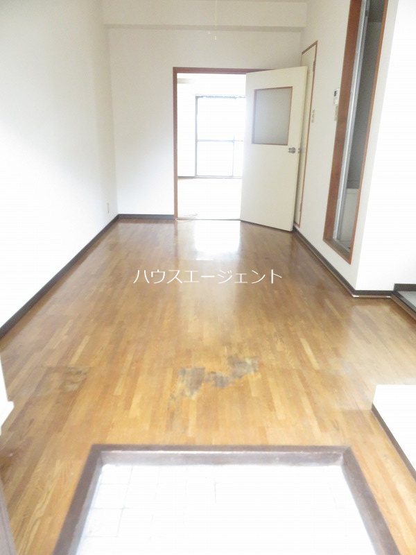 玄関　玄関入ってすぐに広いダイニングが広がります。