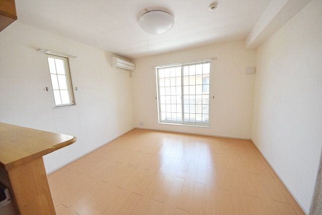 居室・リビング　★10帖のＬＤＫ・角部屋二面採光のあかるいお部屋です★