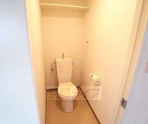 トイレ　上に棚があります。