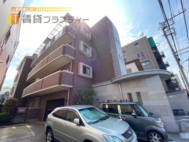 建物外観　川のほとりに重厚感漂うマンション登場。