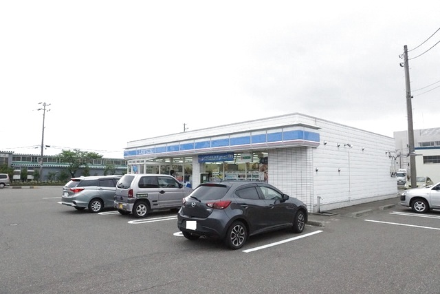コンビニ　ローソン柏崎田中店（コンビニ）まで642m