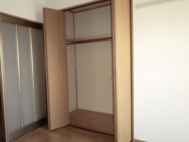 収納　背の高いクローゼットなので、たっぷり収納可能です。