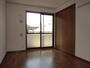 居室・リビング　洋室からもバルコニーへ出られます。